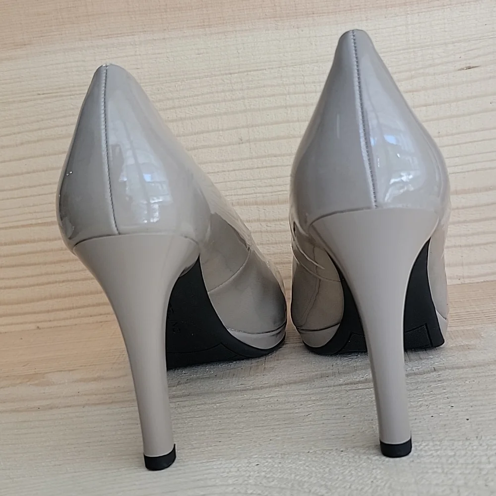 Bandolino sz8 Annie Nude Patent Pump